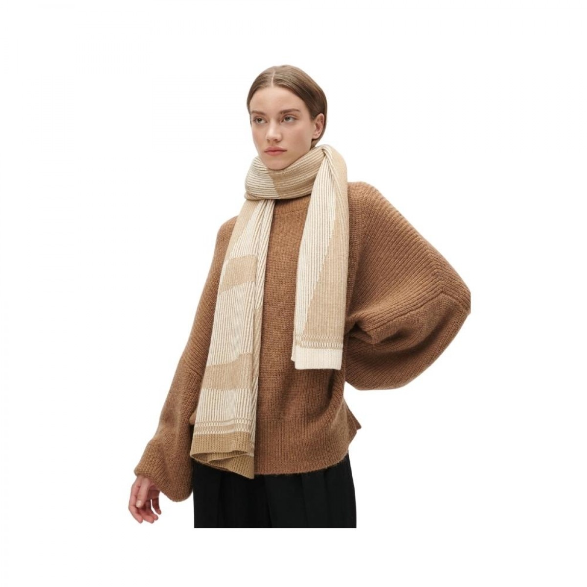 scarf amina - desert beige - model skrå