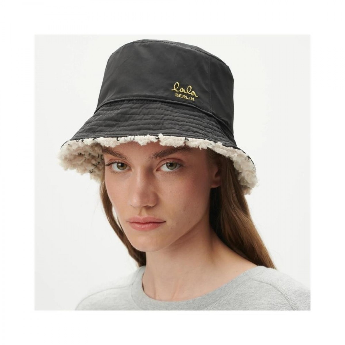 reversible bucket hat holly - mono lala shearling white - model sort front