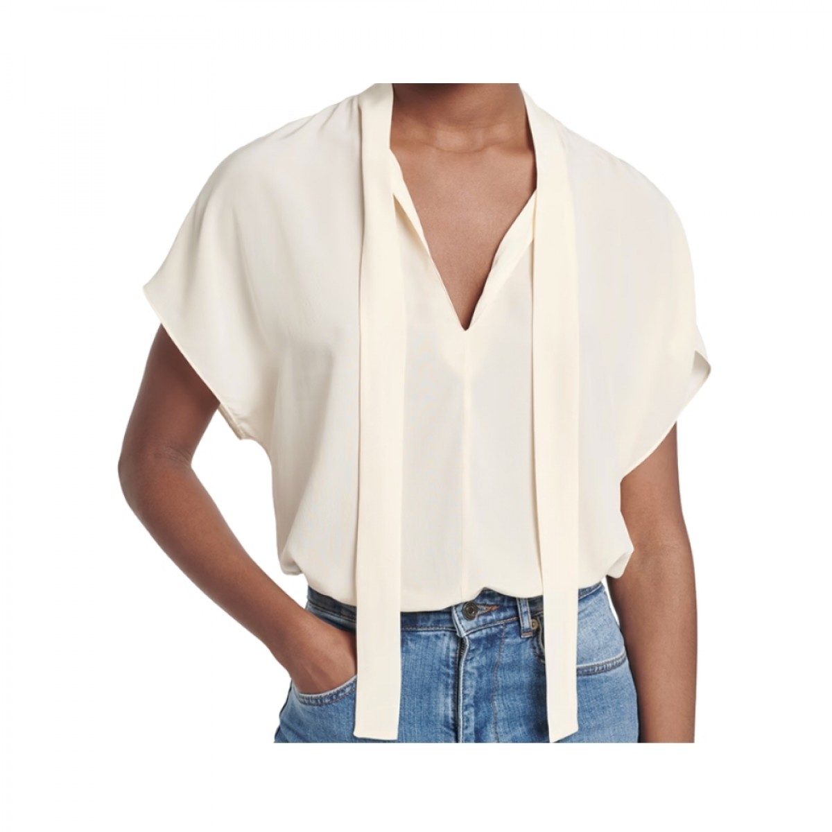 ashley blouse - poudre - model front med hånd
