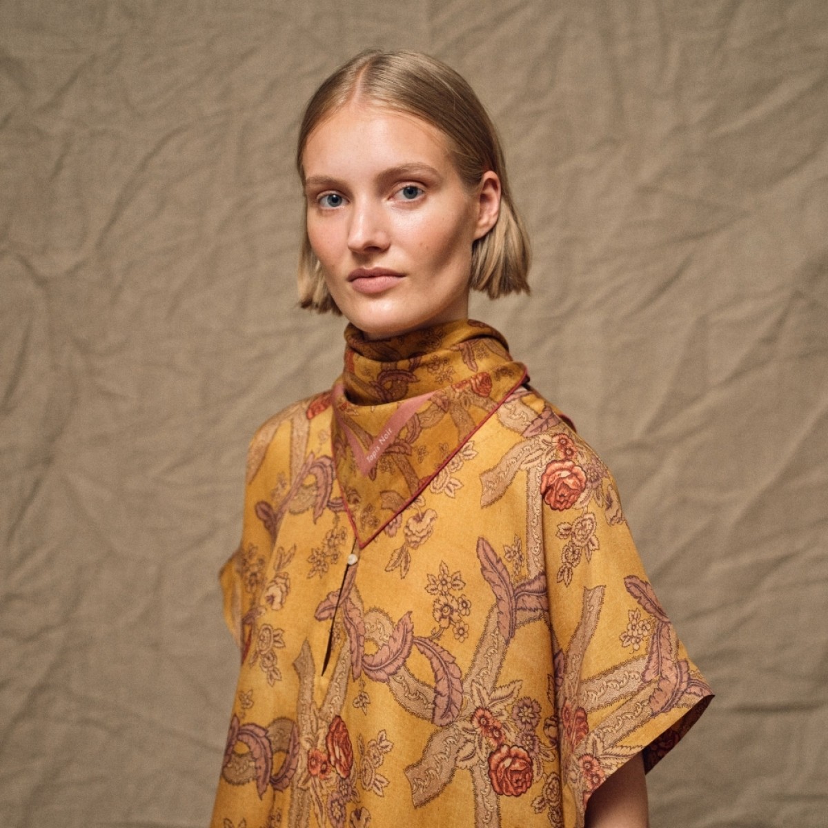 light yellow scarf - yellow - model fra siden 