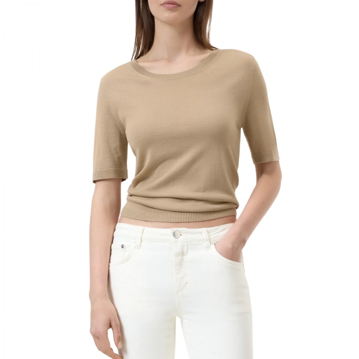 closed crewneck short sleeve - urban beige - model look