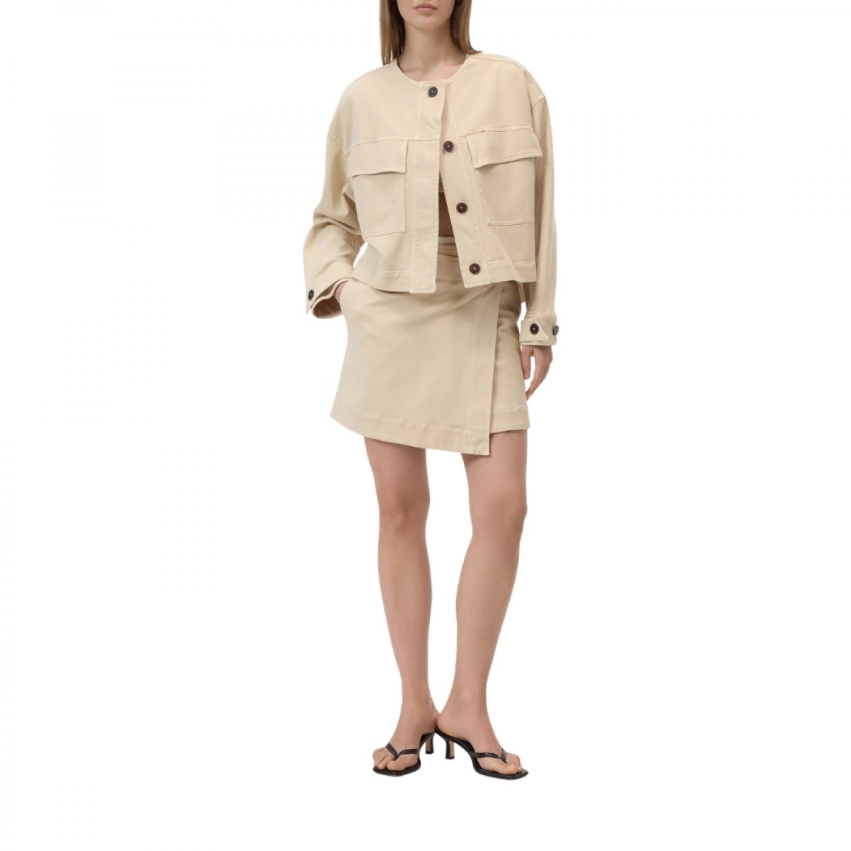 closed cropped utility jacket - camel beige - model look