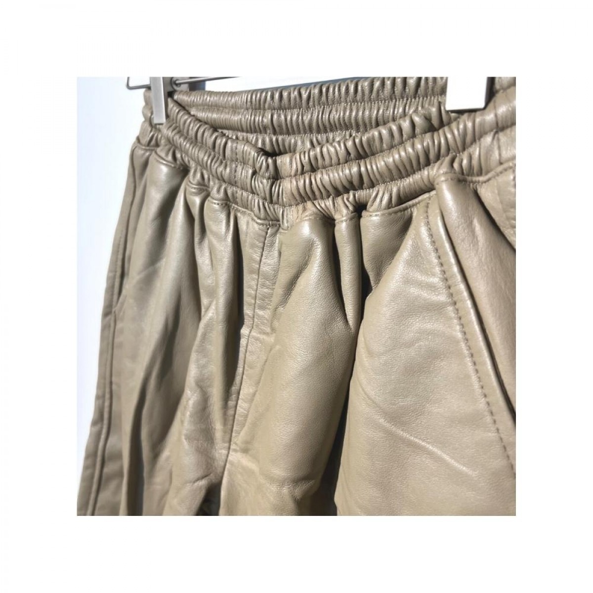 wilma skind shorts - beige - lomme detalje