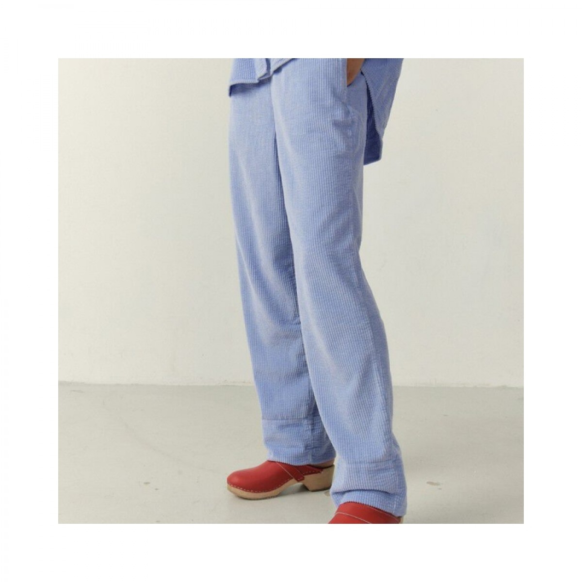 women's trousers padow - wisteria - model side