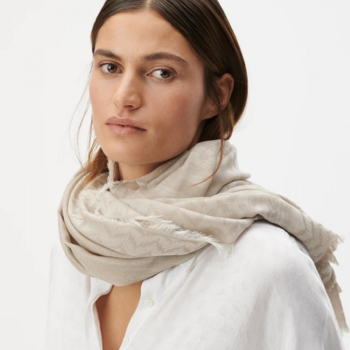 scarf arian - light eucalyptus - model hals 