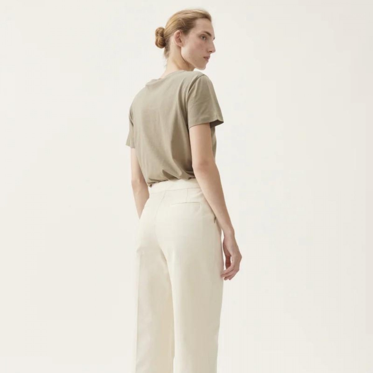 donna t-shirt - greyish brown - model ryg
