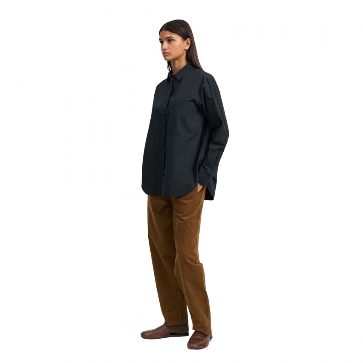aiayu lynette shirt dark horn - black navy - model fra siden 
