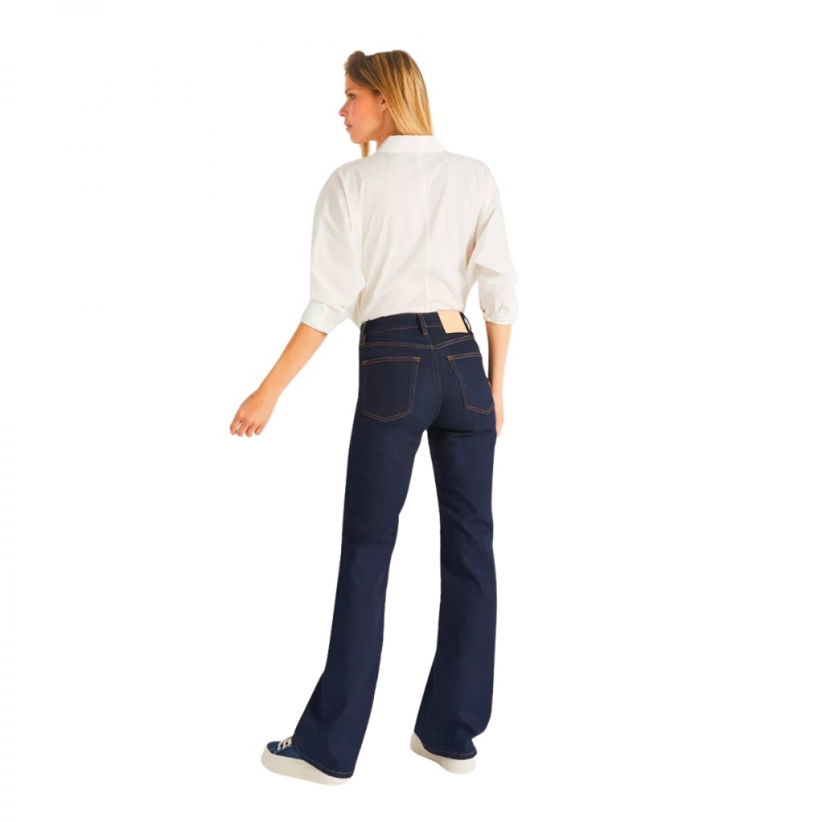 pernille jeans - denim blue - model bagfra 