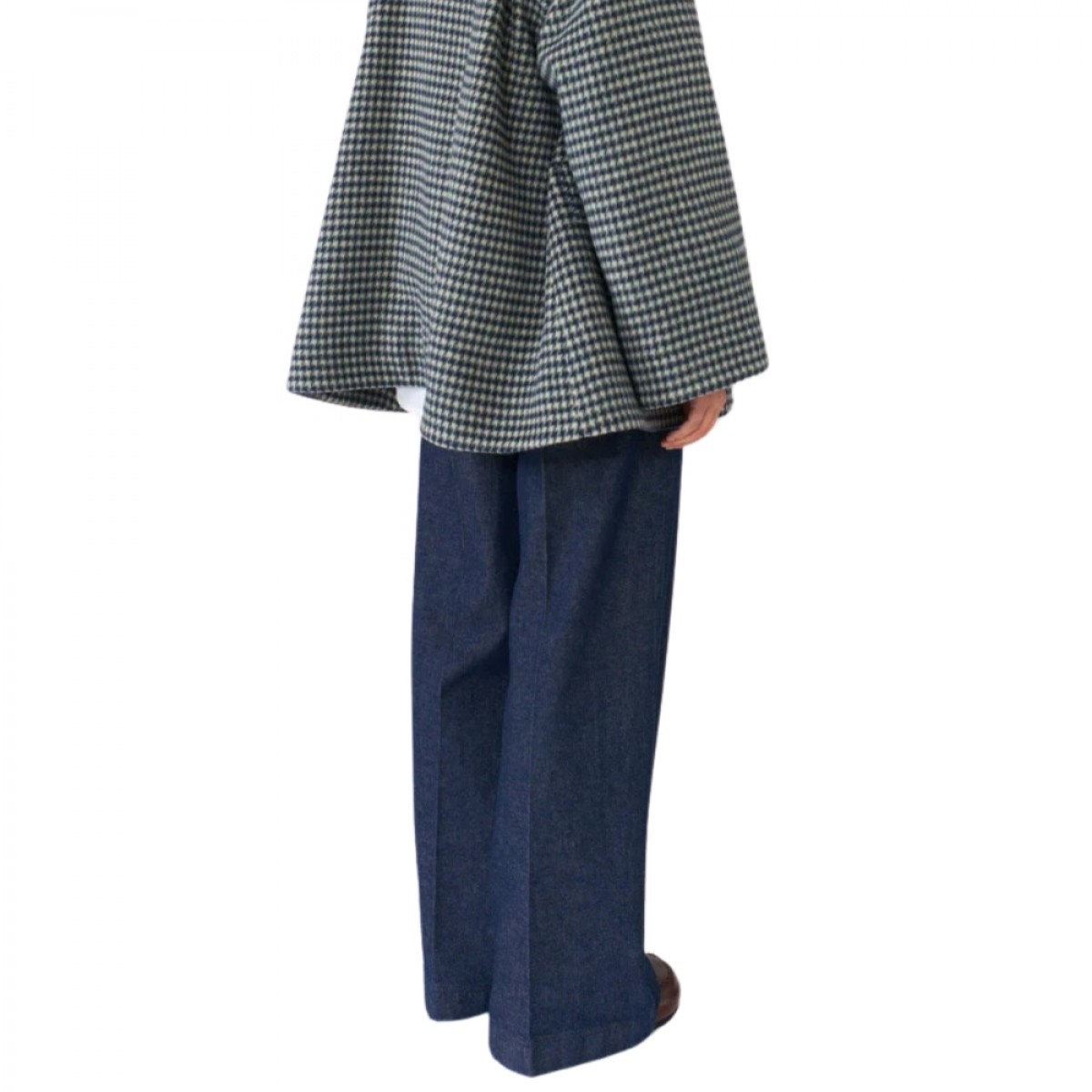 bora pants - dark denim - model ryg