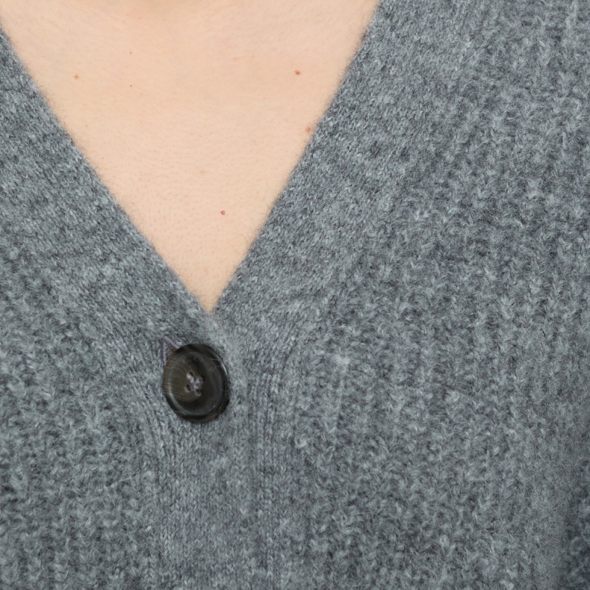 closed cardigan - heather grey melange - hals 