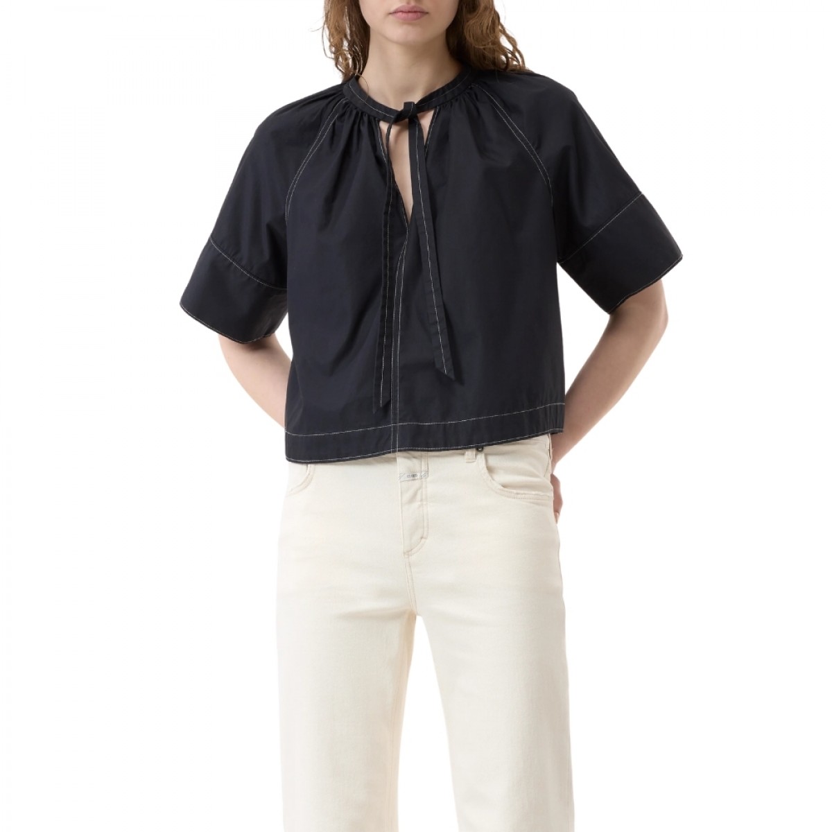closed cropped top - black - model look