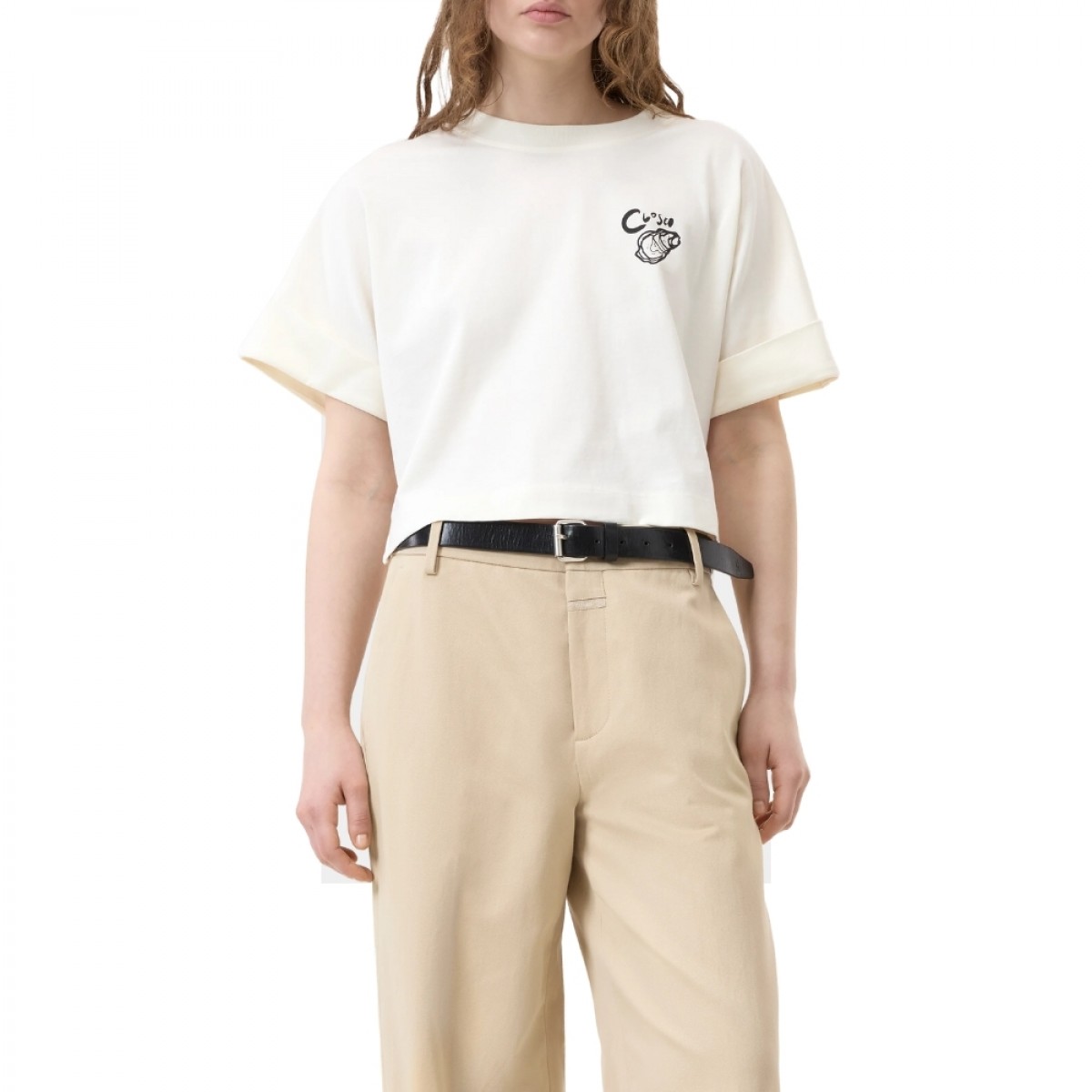 closed cropped t-shirt - ivory - model front
