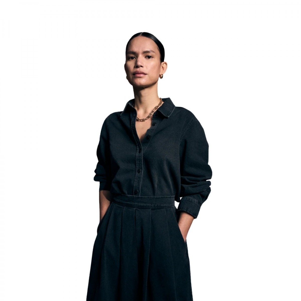 trw ellen denim shirt wash milano black - black - model look