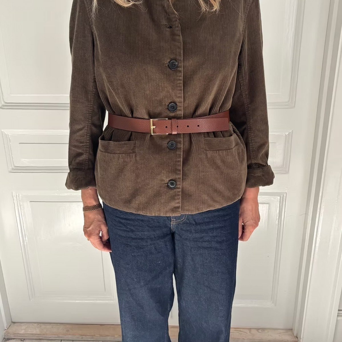 louise leather belt gold - chocolate - model front