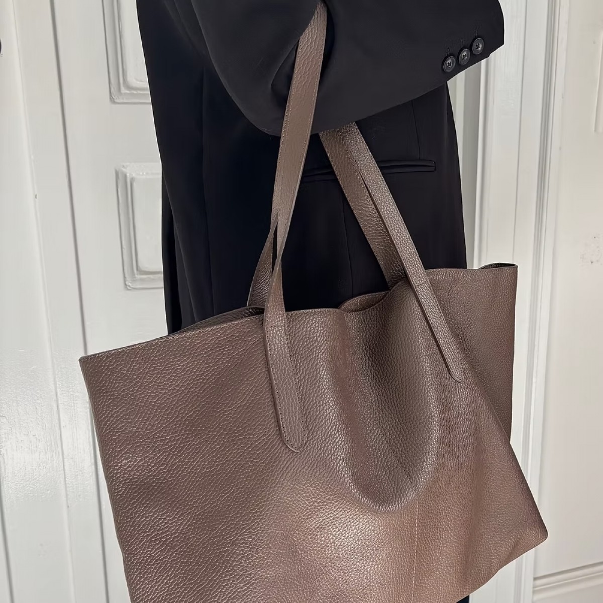 karin large tote bag - cacao - model front