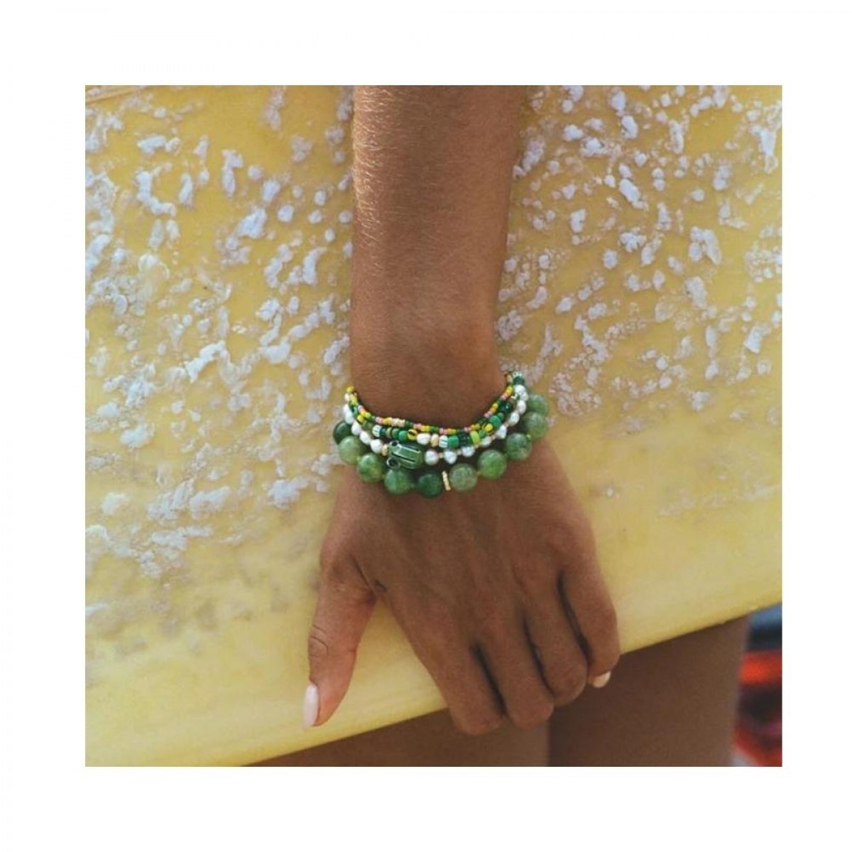 green bowl bracelet - gold - model hånd