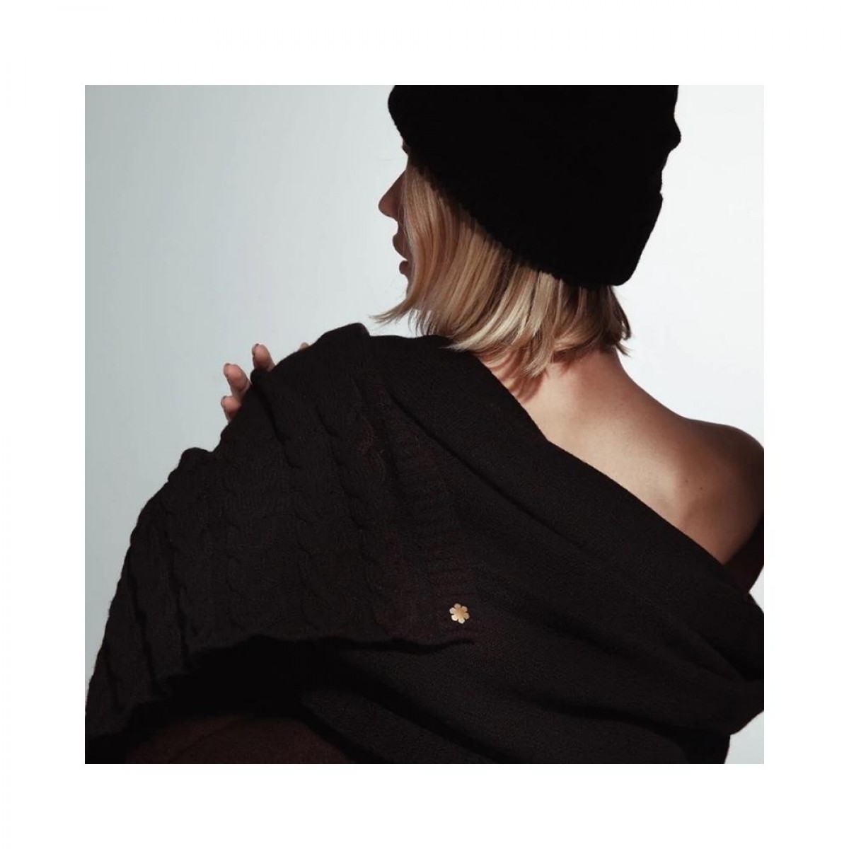 arie scarf - black - model bagfra