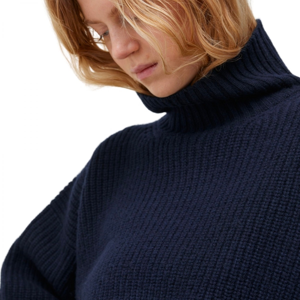 hera sweater - black blue - model fra siden 