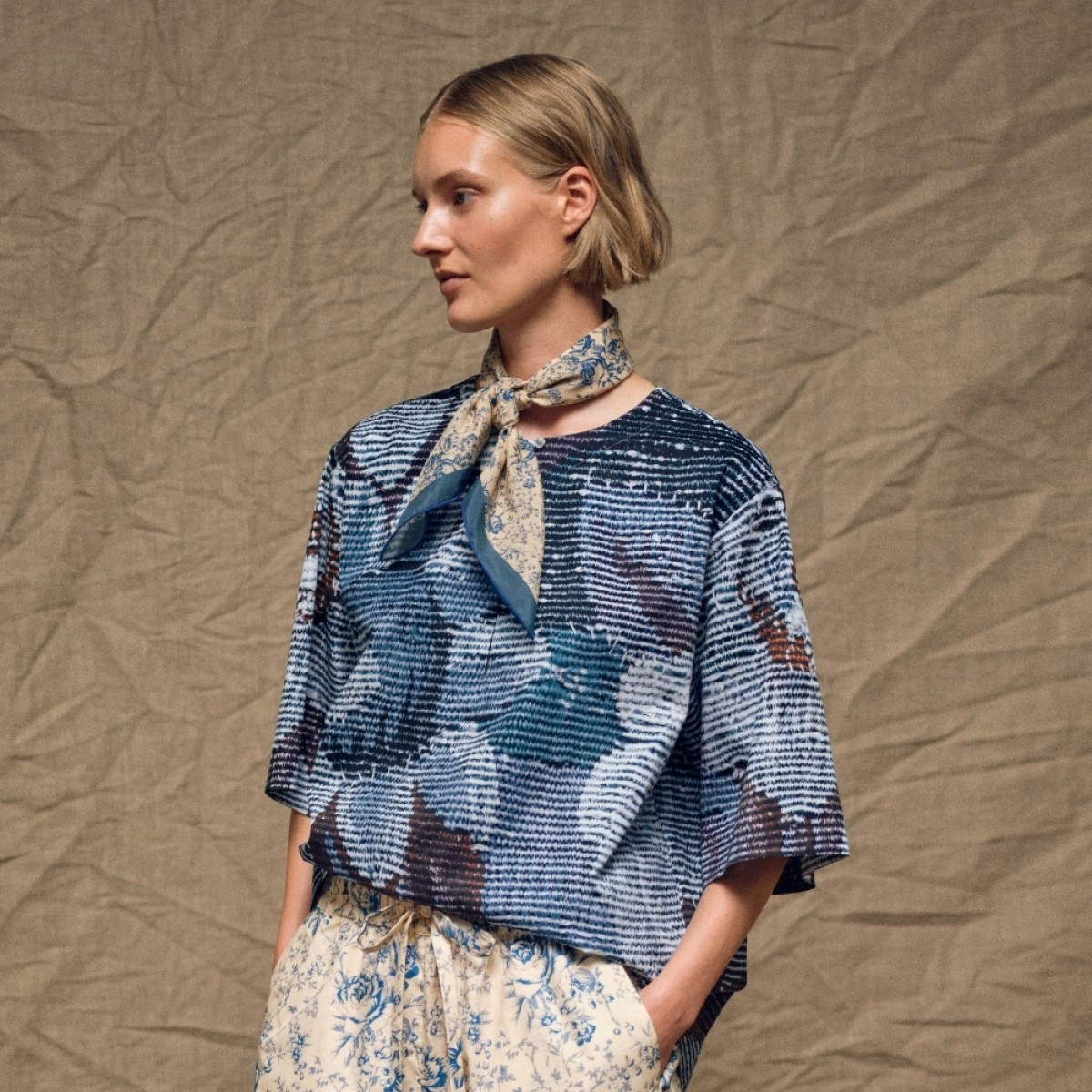 light blue flower toile scarf - blue - model fra siden 