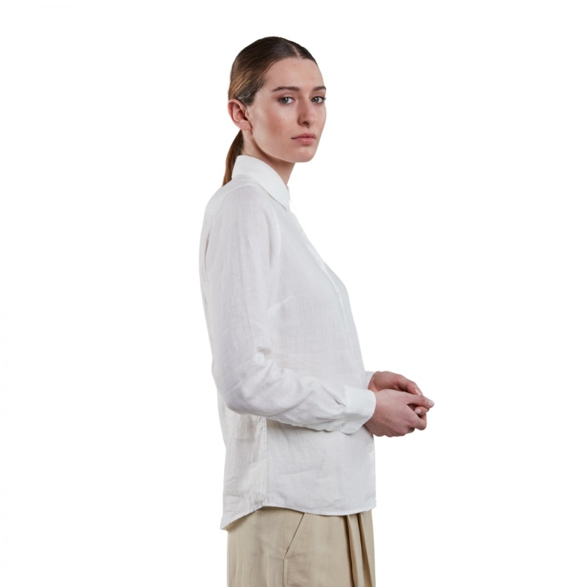 sofie linen shirt - white - model fra siden 