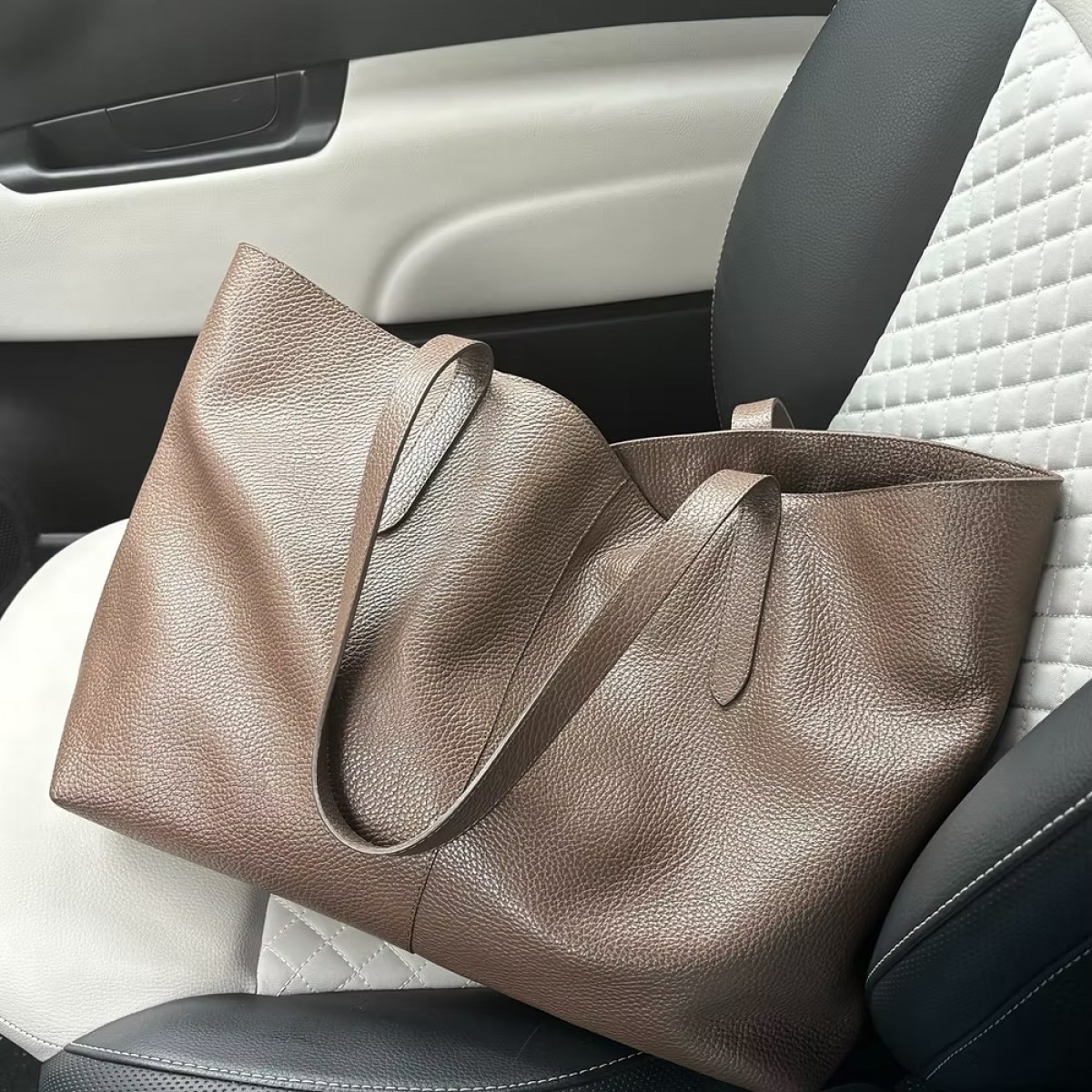 karin large tote bag - cacao - look