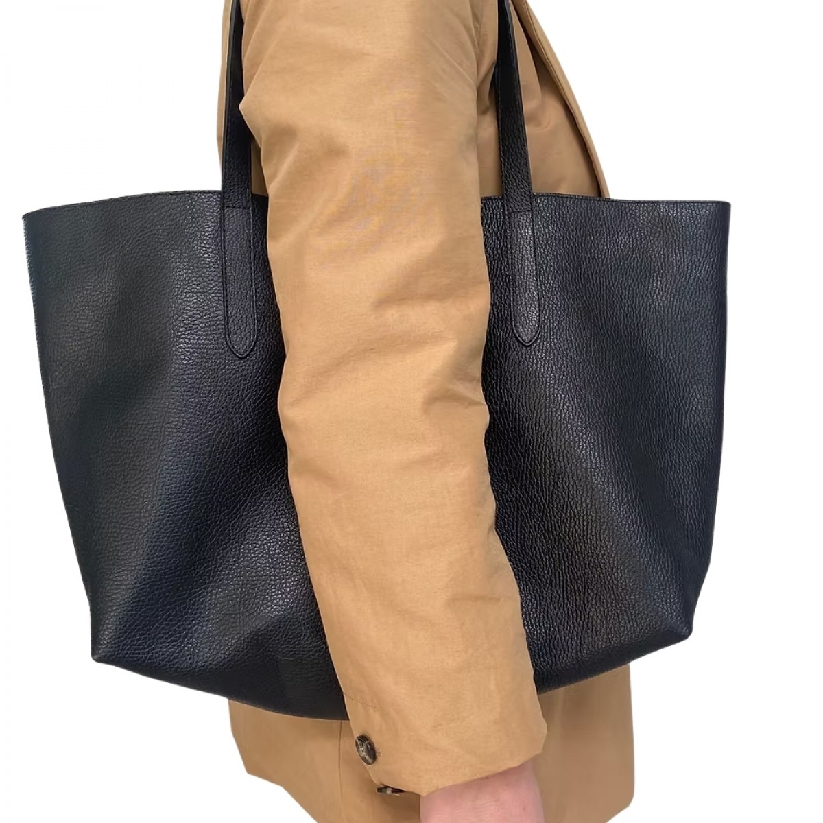 karin large tote bag - black - model front