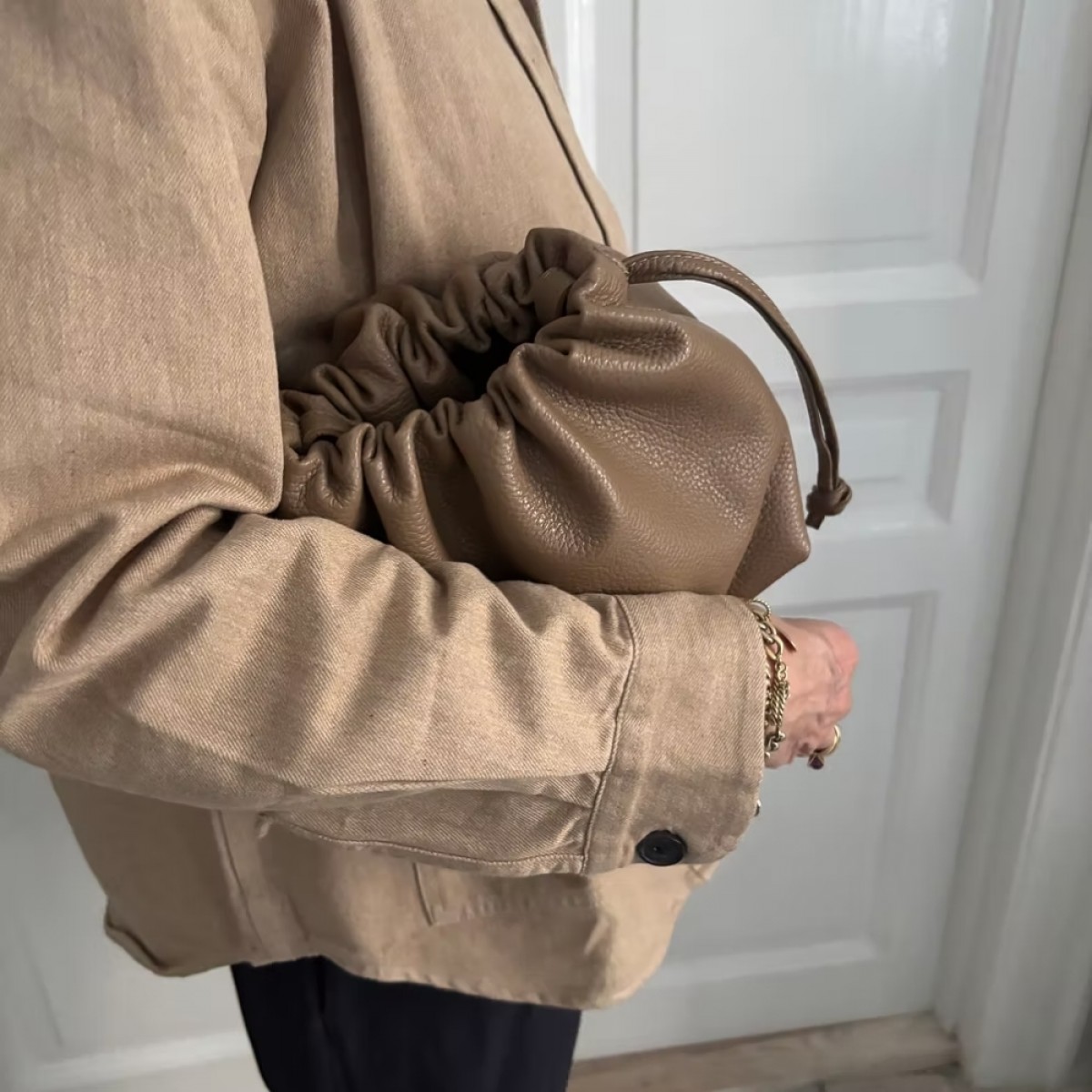 eva bag medium - taupe - model front
