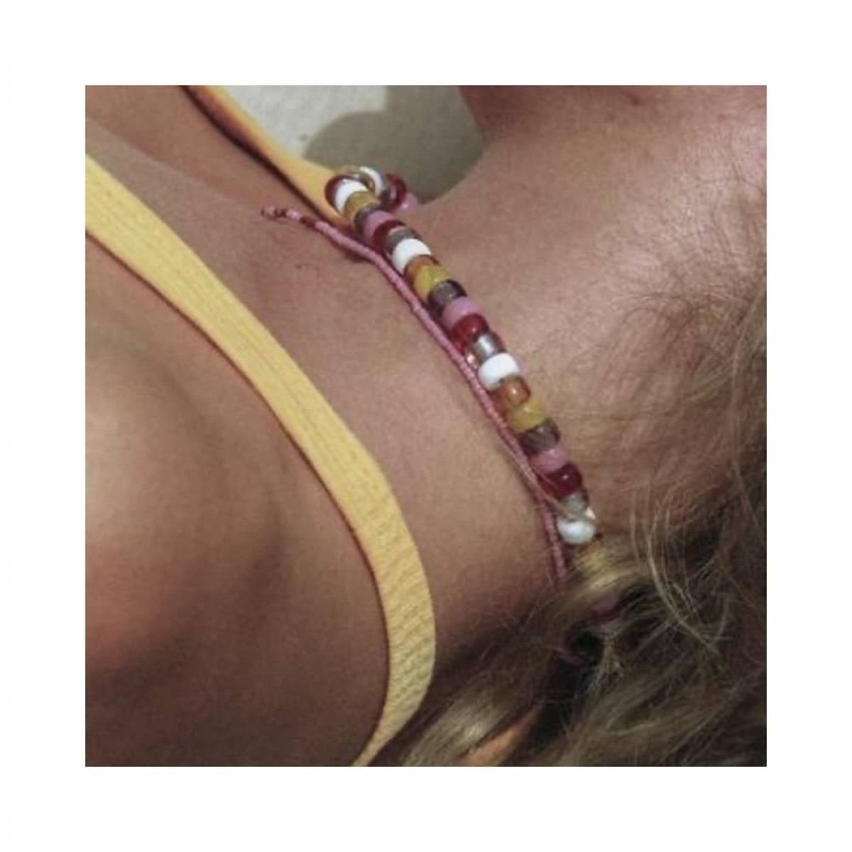 anni lu poolside tipsy necklace - gold - model tæt på