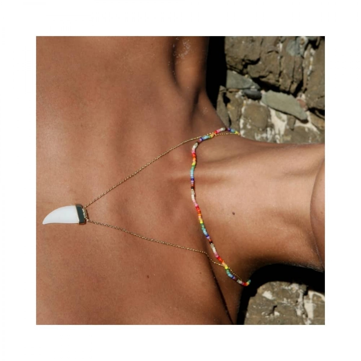 anni lu nuanua necklace - rainbow - model på strand