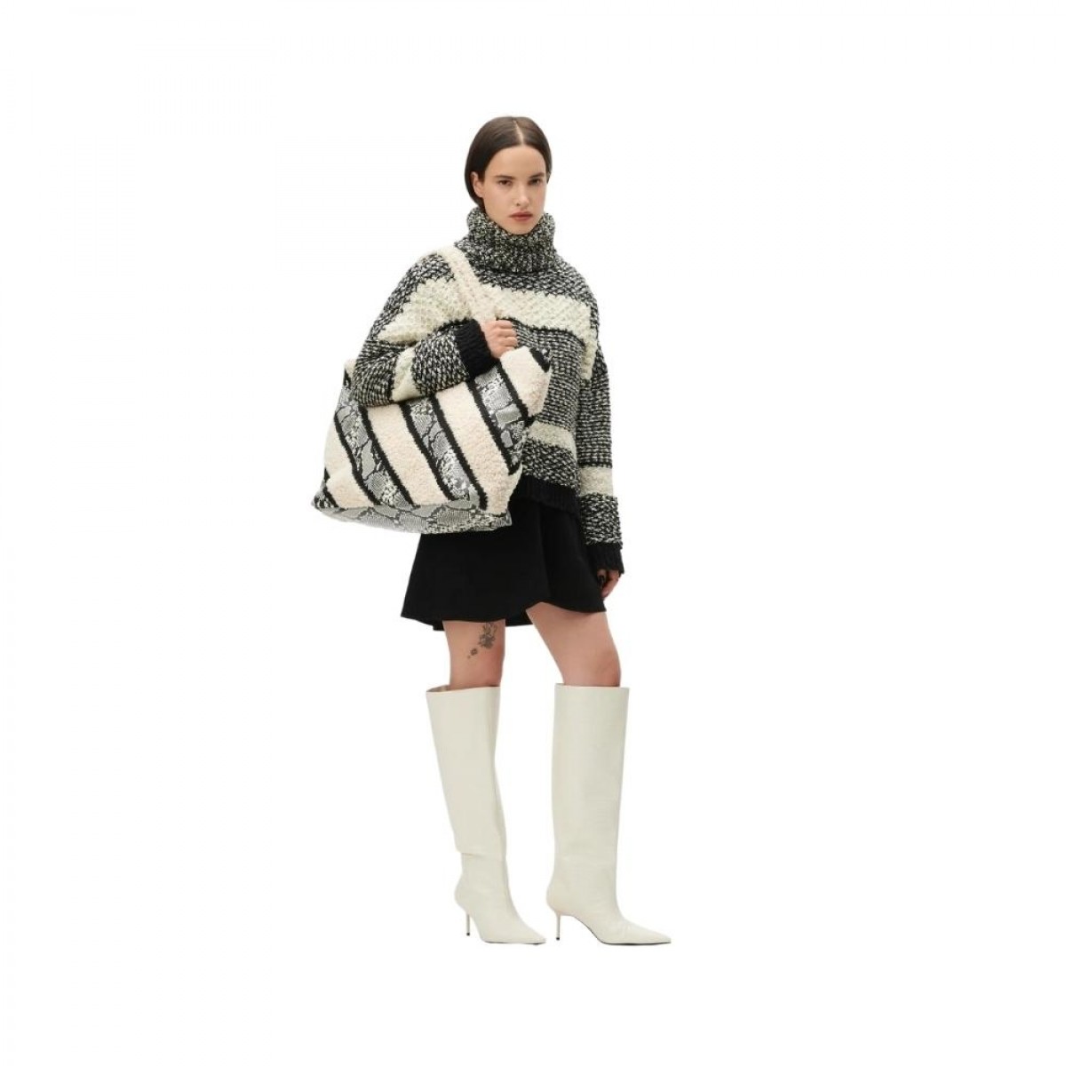 jumper kalea - black white stripes - model front