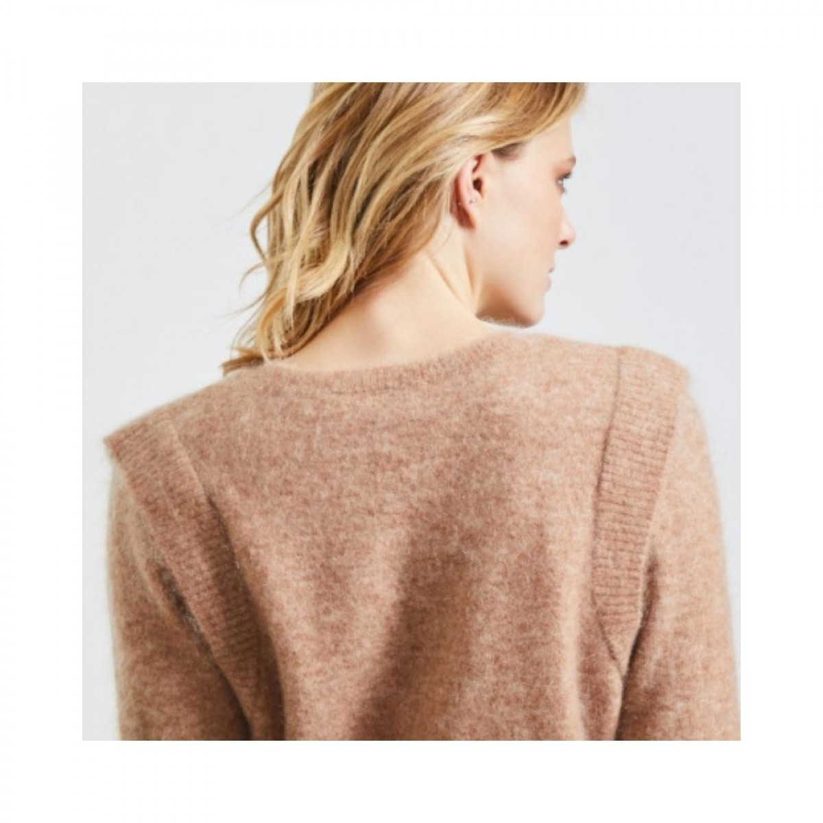 knit kaila - chestnut - model ryg