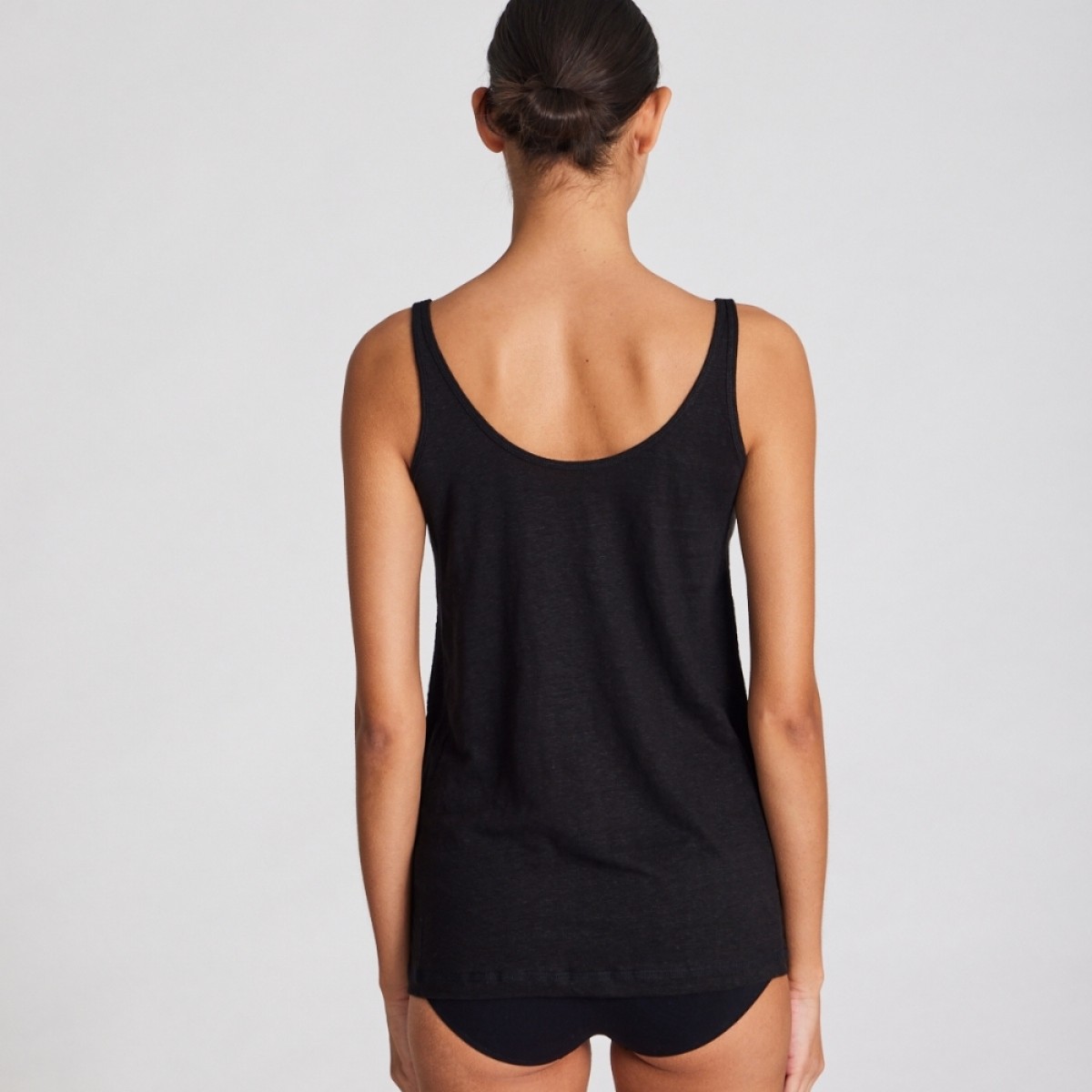 synne s'less linen top - black - model ryg