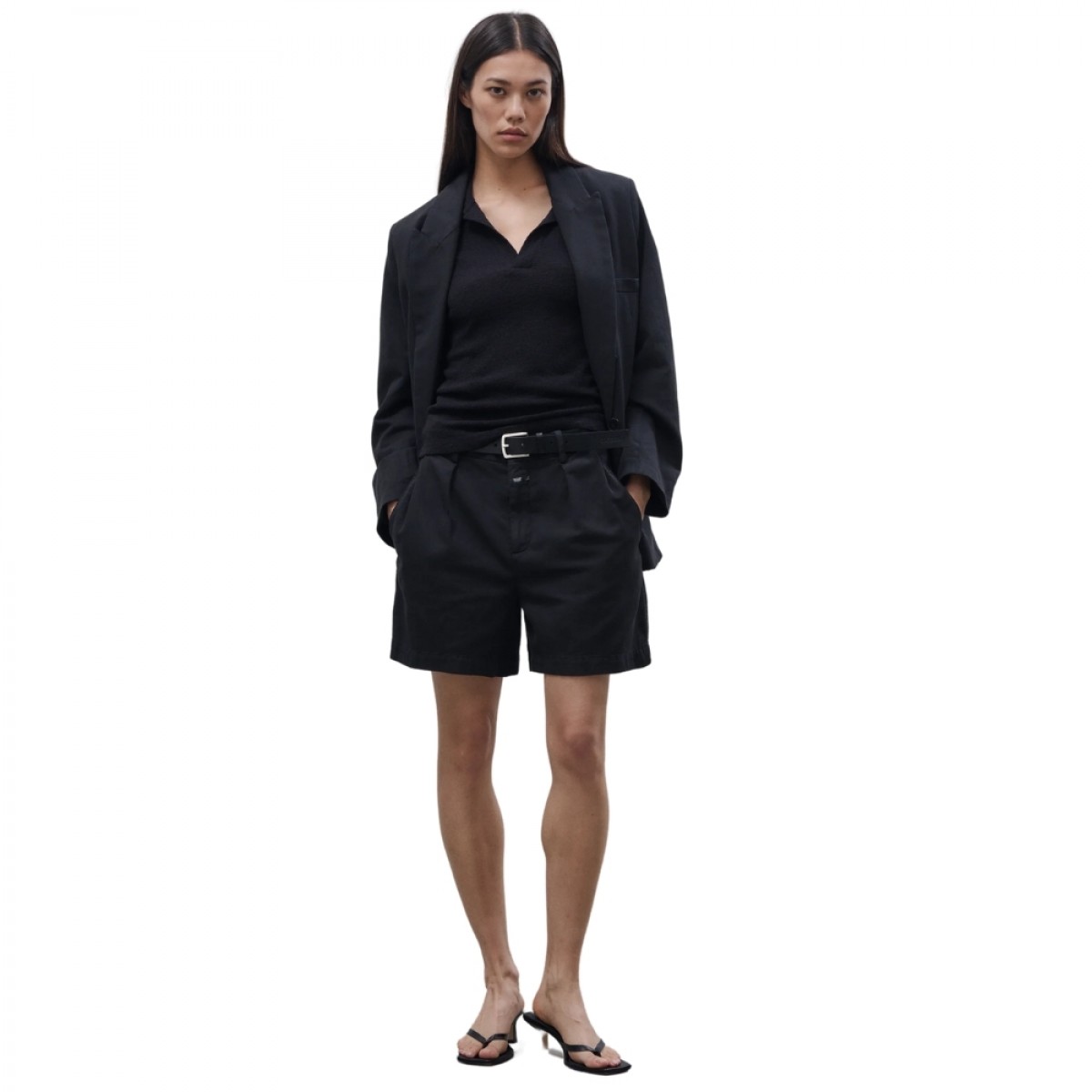closed short revyl - black - model look