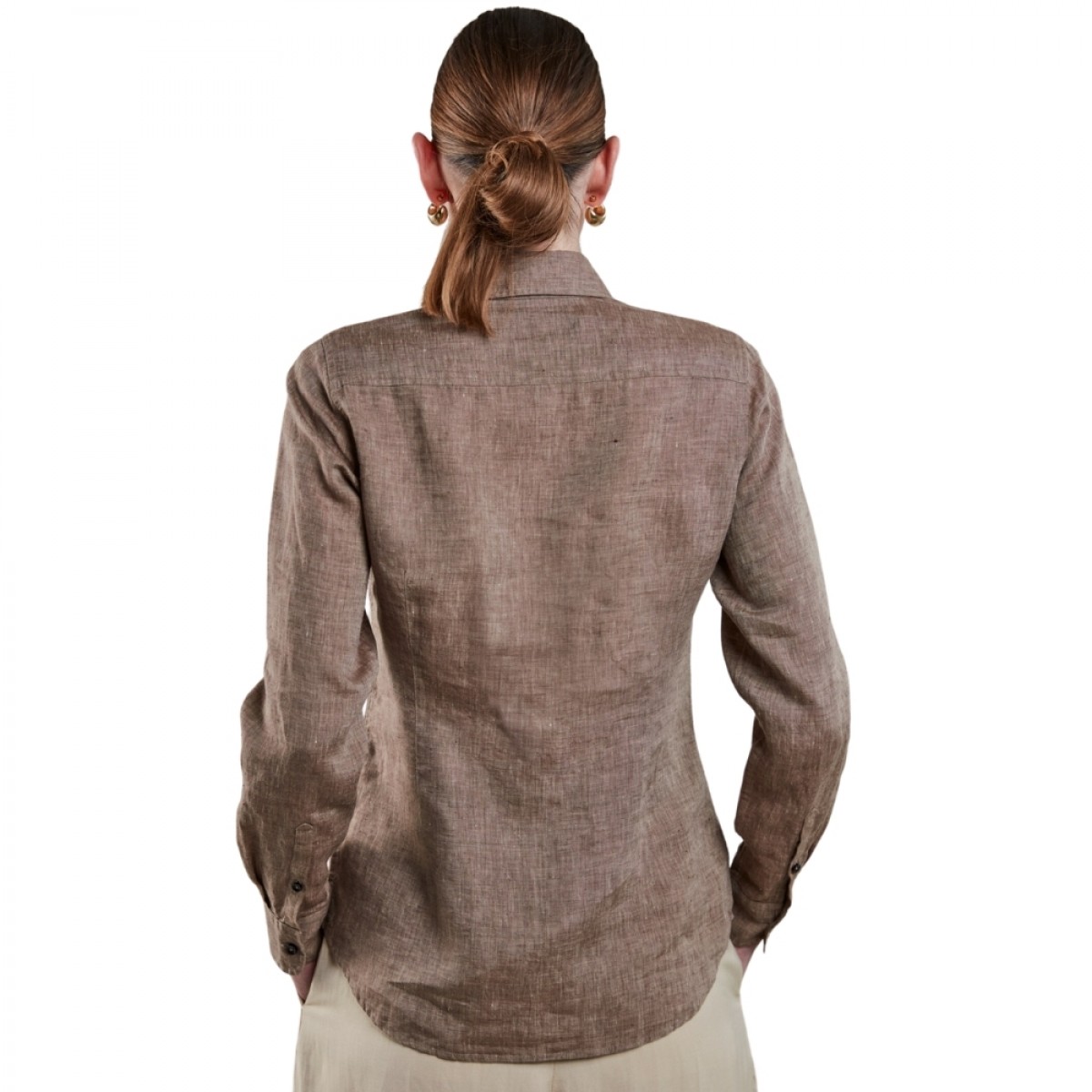 sofie linen shirt - light brown - model ryg