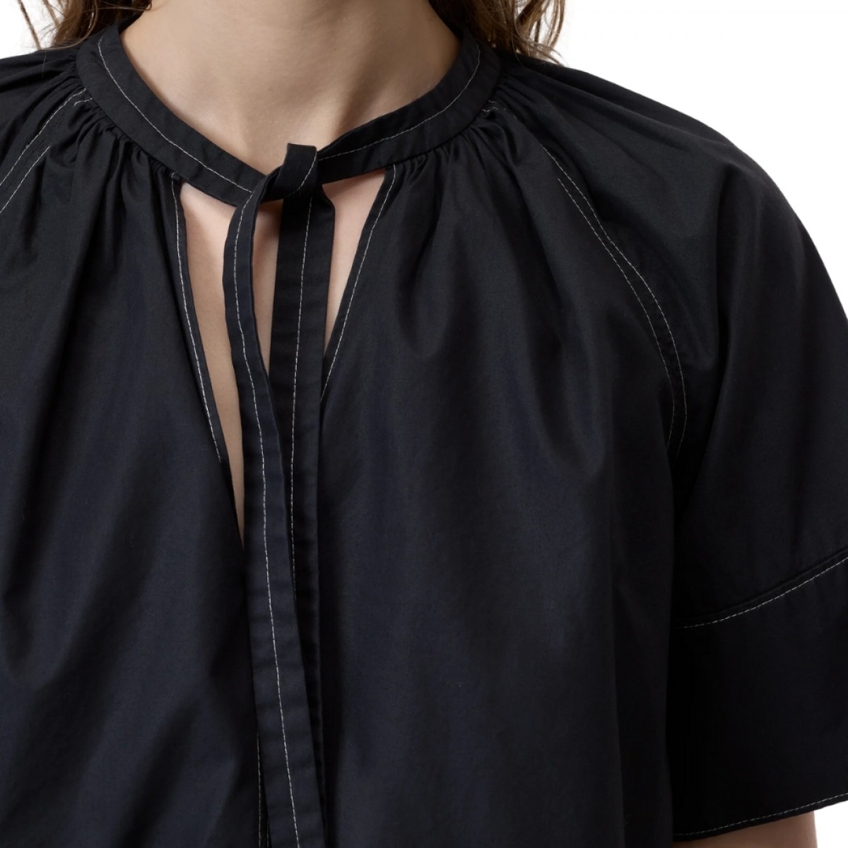 closed cropped top - black - hals