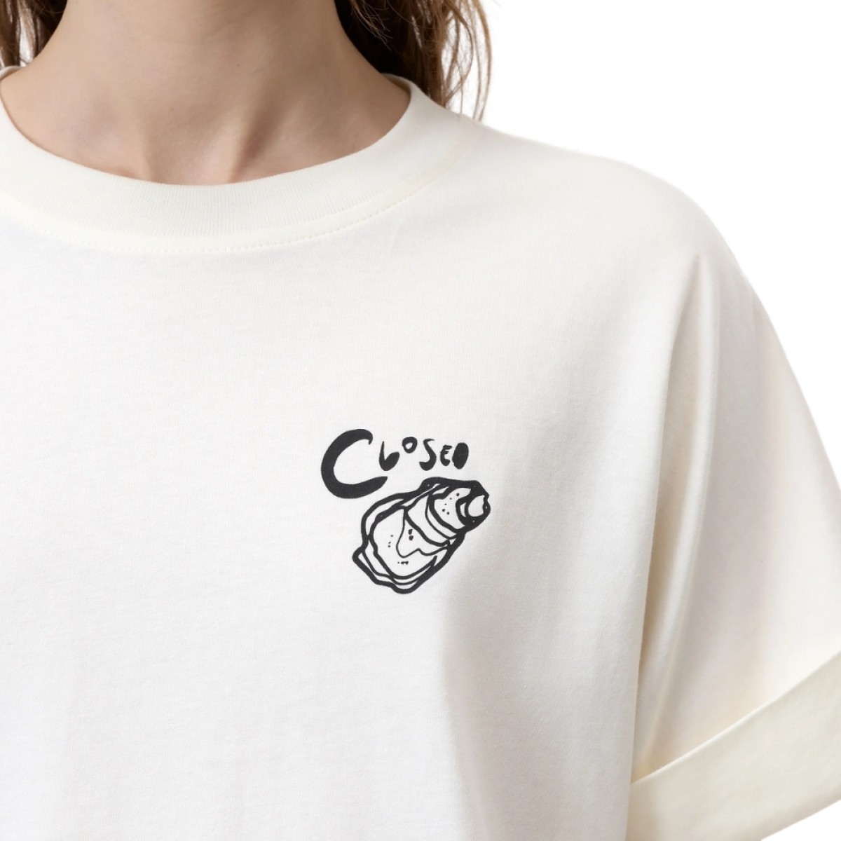 closed cropped t-shirt - ivory - model logo