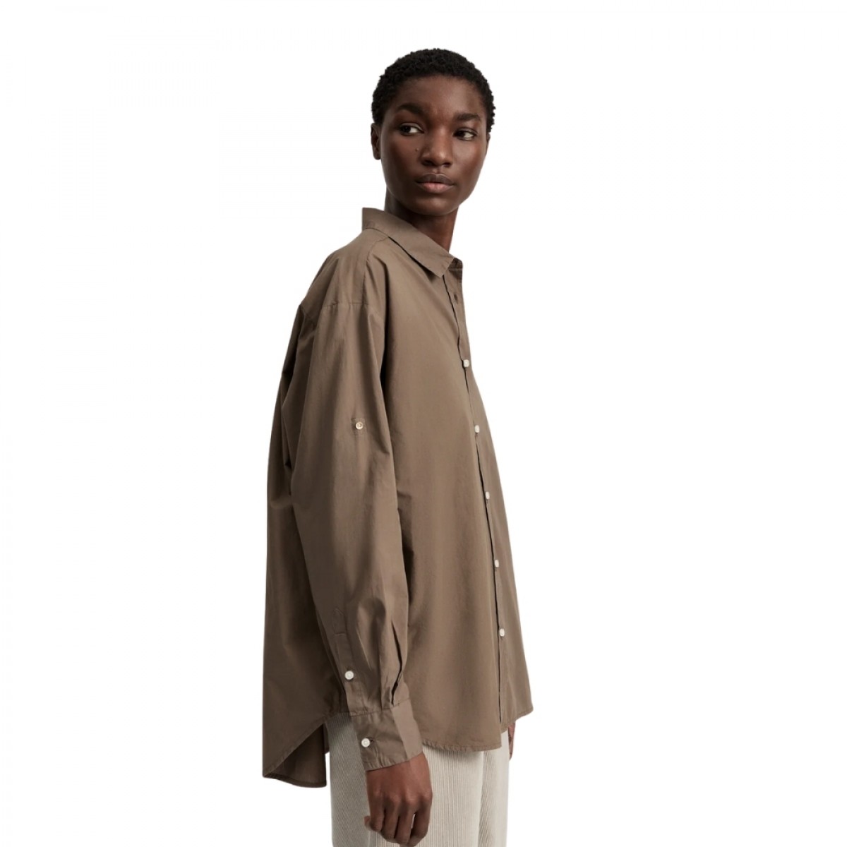 aiayu shirt - earth - model fra siden 