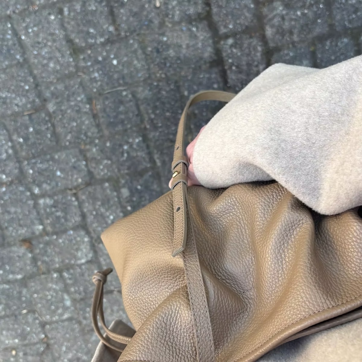 camilla bag large leather - taupe - look