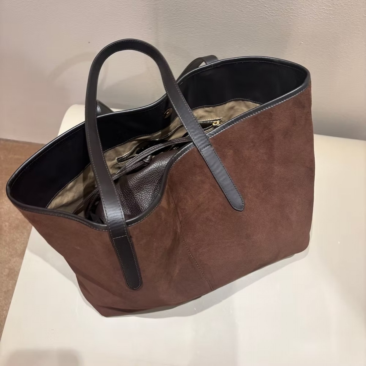 karin large tote bag suede - mocha - look