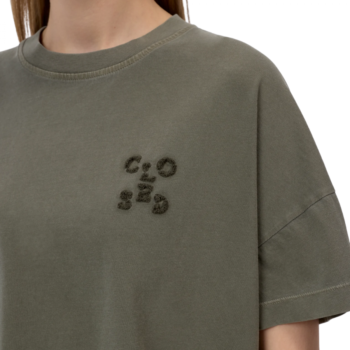 closed cropped t-shirt - cypress green - hals 