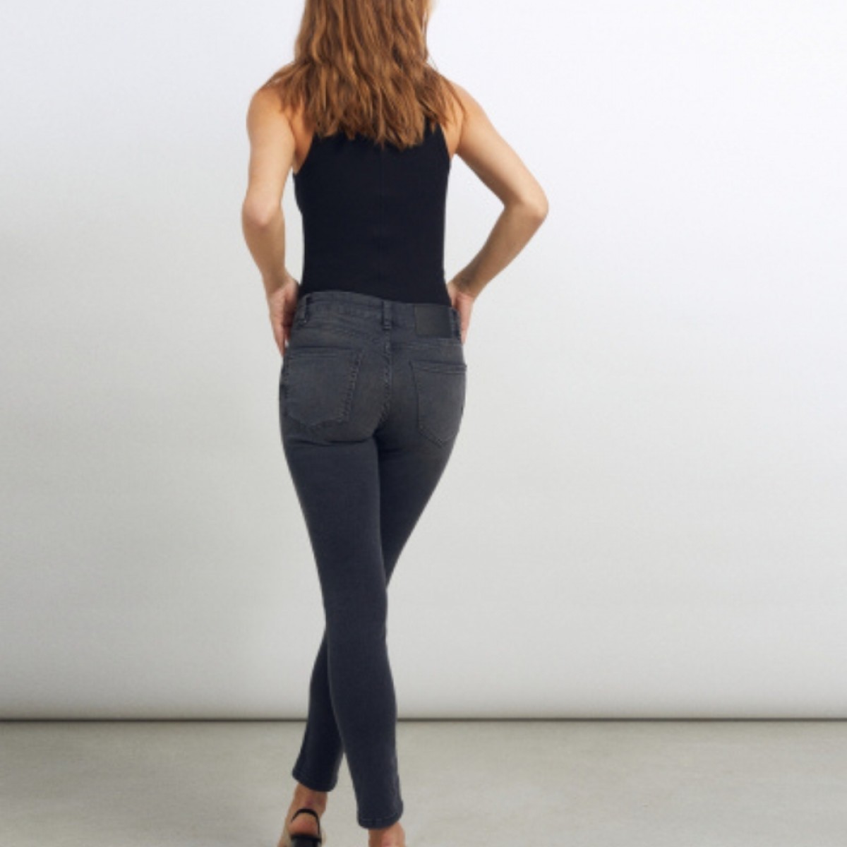 neva jeans - grey - model bagfra 