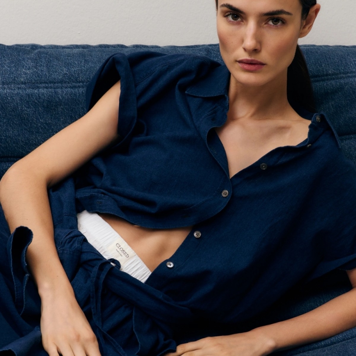 closed sleeveless shirt - dark blue - look