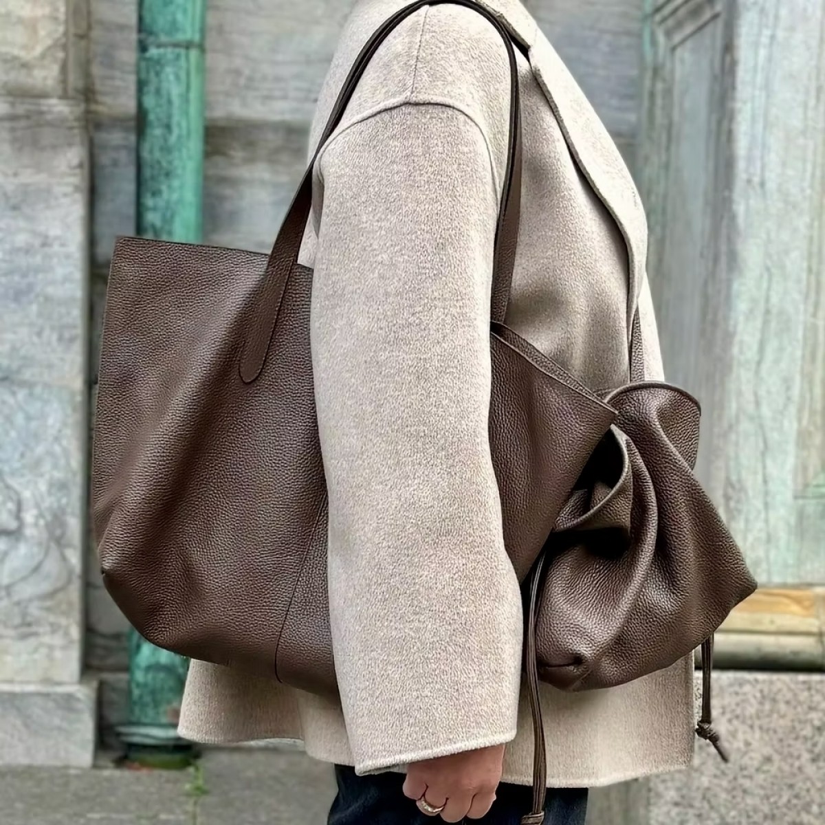 karin large tote bag - cacao - model fra siden 
