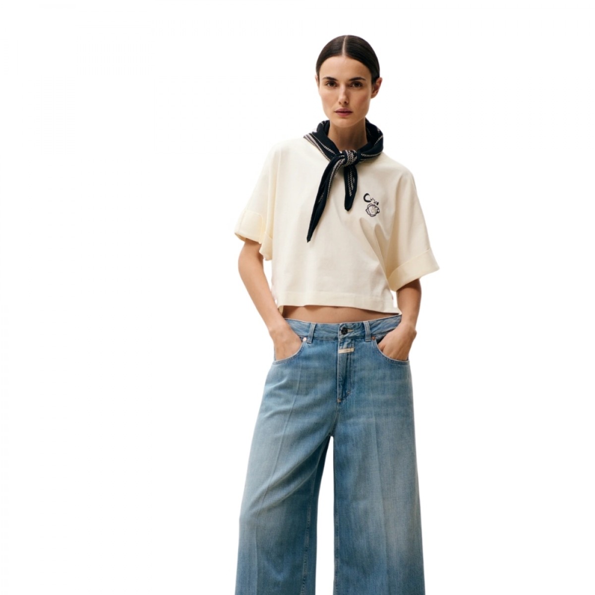 closed cropped t-shirt - ivory - model look