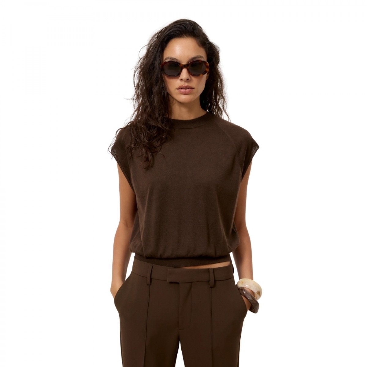 closed crew neck sleeveless - maple brown