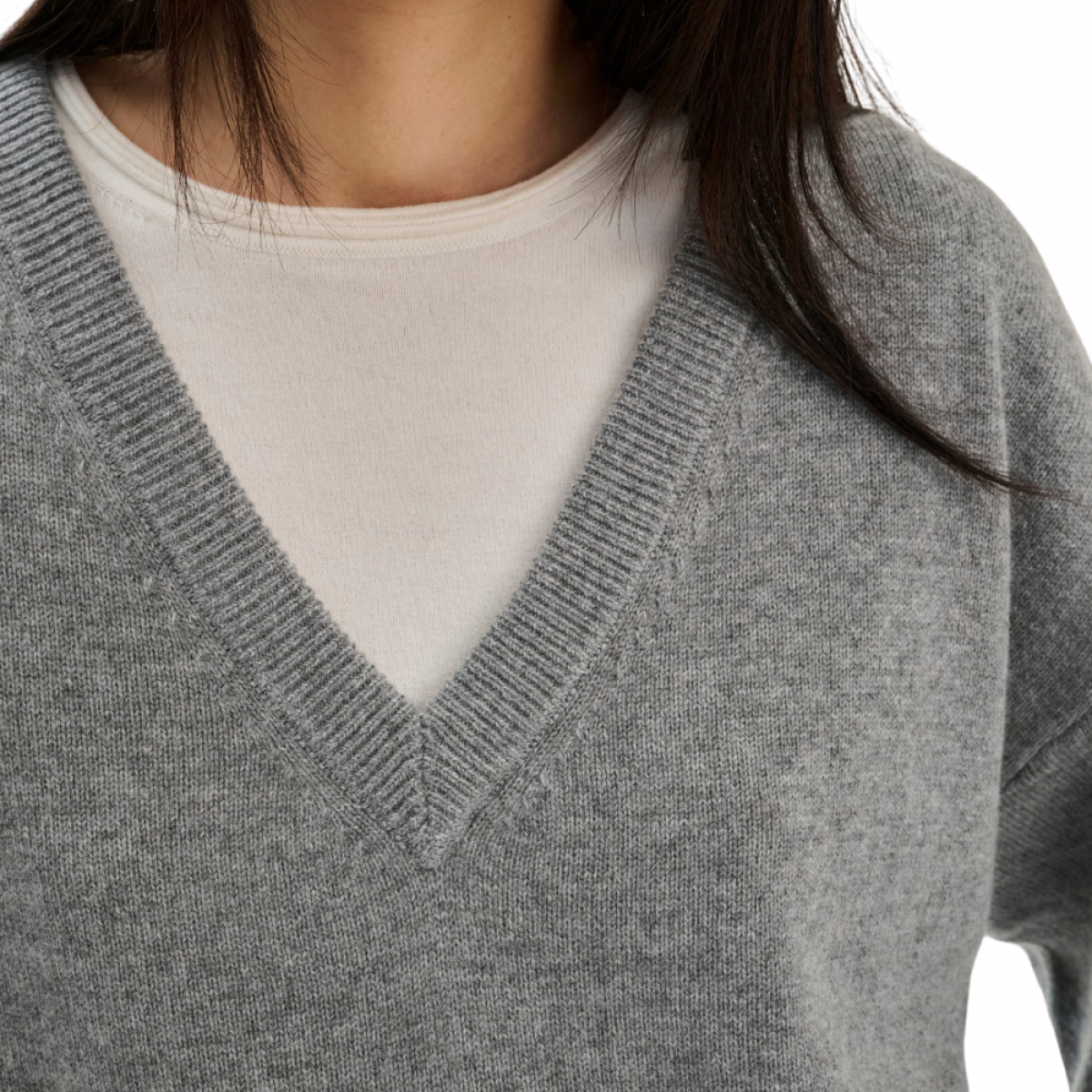 rhea v neck knit - mid grey - hals 