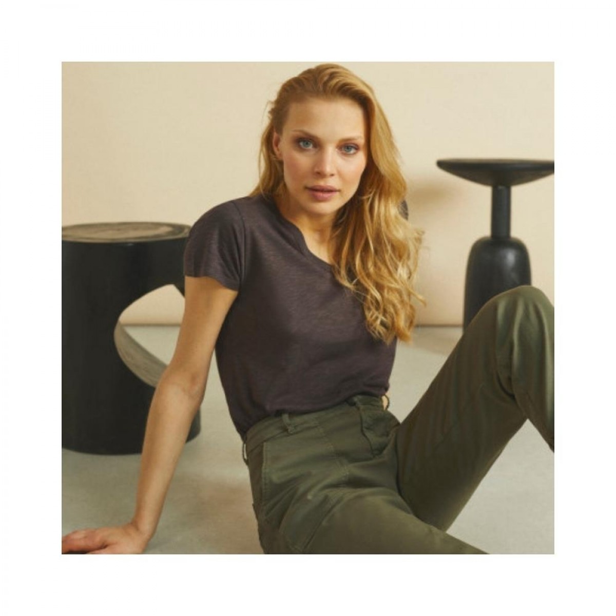 aimy cargo pants - army - siddende model
