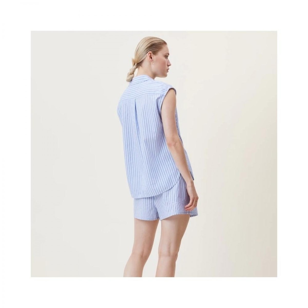 veneda shirt - clear blue - model ryg